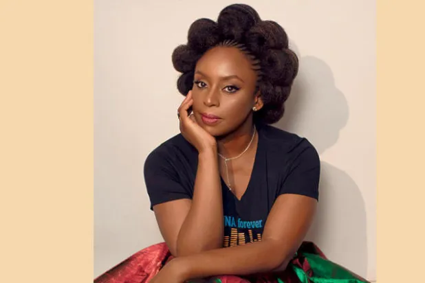 أديتشي تروي قصة والدها في معركته النهائية وسط عويل «كورونا» الجماعي