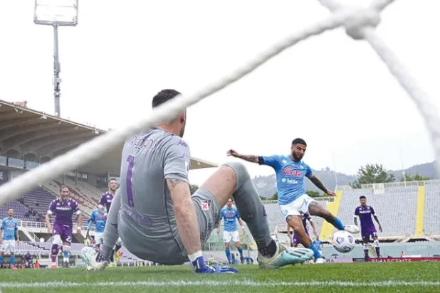 نابولي يعزز حظوظه ويصعب مهمة يوفنتوس في التأهل إلى «الأبطال»