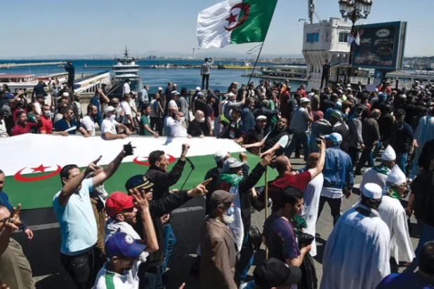 التحقيق مع العشرات من نشطاء الحراك في الجزائر