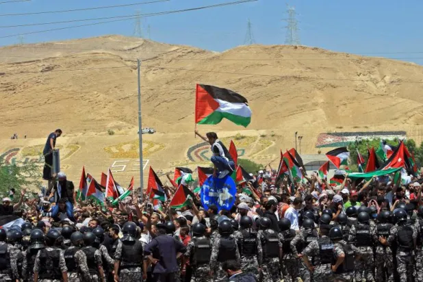 الشرطة الإسرائيلية تعتقل شخصين مسلحين بالسكاكين عبرا من الأردن