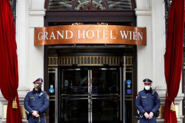 Zarif’in iptal edilen Viyana ziyareti nükleer anlaşma hususunda şüphe uyandırıyor