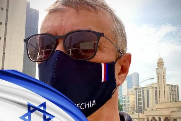 السفير التشيكي في الكويت يعتذر لنشر صورته بجانب العلم الإسرائيلي