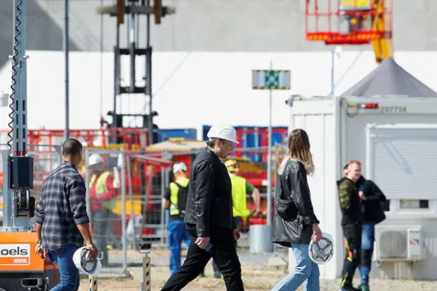 «بتكوين» تواصل الغرق بسبب ماسك