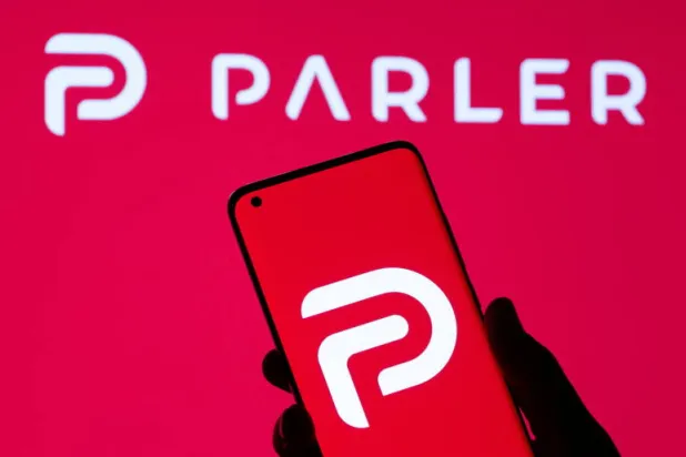 متجر «أبل» يسمح بعودة شبكة «بارلر» المحظورة منذ أحداث الكابيتول