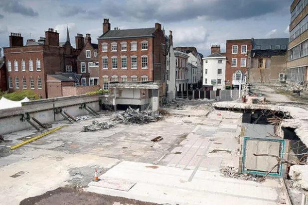 مركز التسوق «برودمارش» في نوتنغهام يُهدم بعد توقف خطط التطوير أثناء الوباء (نيويورك تايمز)