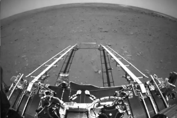 الصين تنشر أول صور التقطتها المركبة الجوالة «زورونغ» من على سطح المريخ