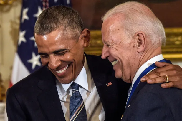 أوباما وبايدن في 2017 (أ.ب)