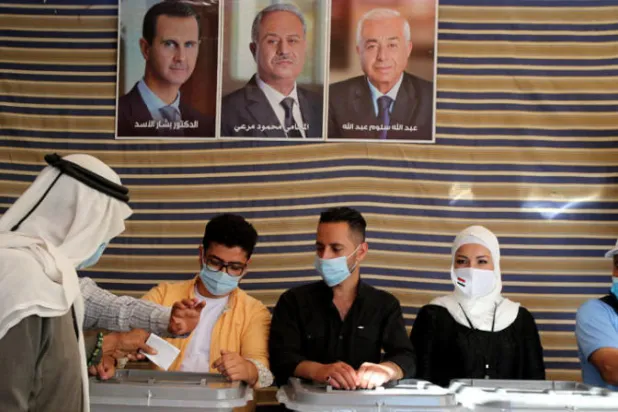 اشتباكات متنقلة في لبنان على خلفيّة رفع صور وشعارات مؤيدة للأسد