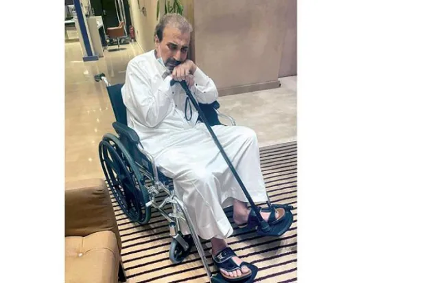 ڈائریکٹر عبد الخالق الغانم ان کی وفات سے کچھ دن پہلے دیکھا جا سکتا ہے 