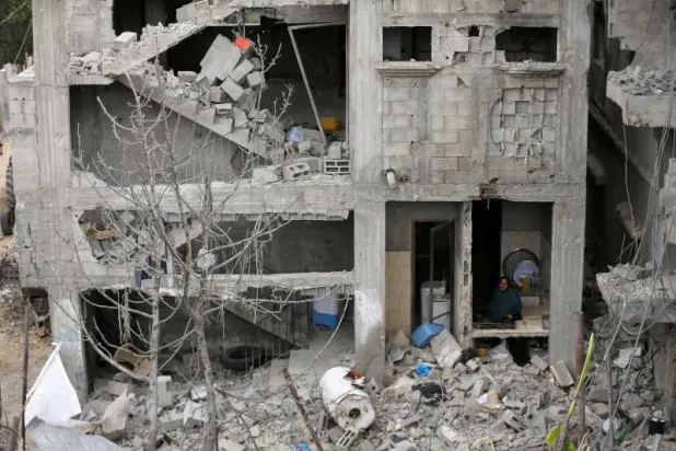 انتشال 5 جثث و10 ناجين من تحت أنقاض نفق في غزة