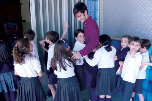 تريغيروس مع تلاميذه بعيداً عن عالم كرة القدم (الغارديان)