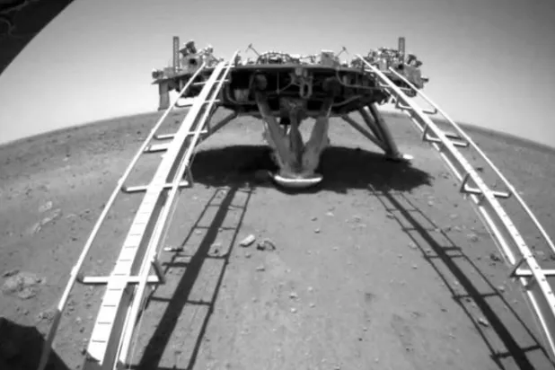 مسبار صيني يخطو أولى خطواته على سطح المريخ