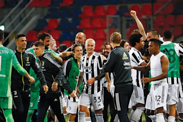 رونالدو (الثاني من اليسار) يشارك لاعبي يوفنتوس الاحتفال بالتأهل لدوري الأبطال (إ.ب.أ)