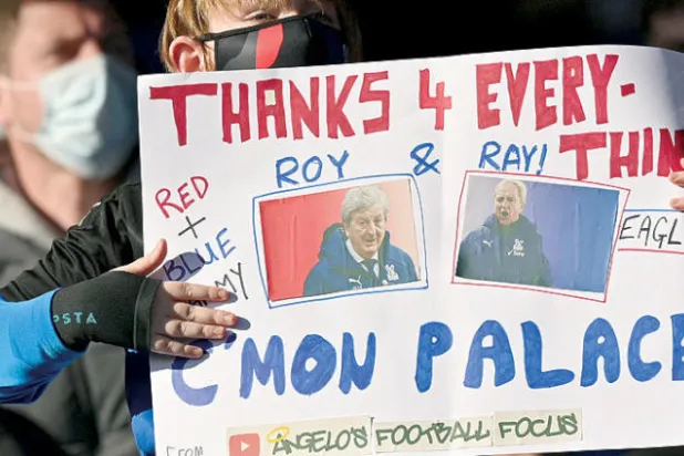 جماهير كريستال بالاس تودع مدرب الفريق المخضرم روي هودجسون (أ.ف.ب)