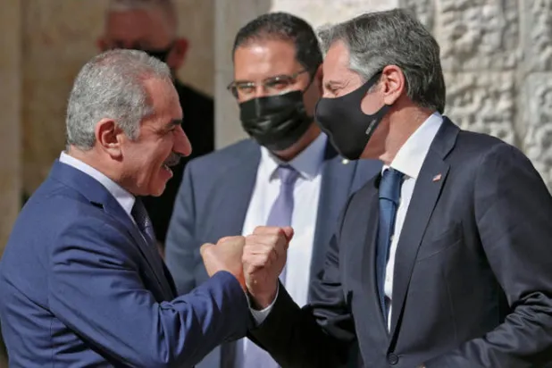 وزير الخارجية الأميركي يتعهد «معاملة بكرامة» للفلسطينيين
