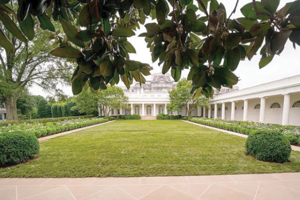 بايدن يحاول إطاحة أعضاء عيّنهم ترمب في لجنة الفنون