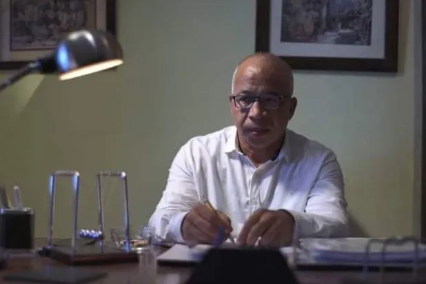 موجة من الدعم والتضامن مع فنان مصري بعد بتر قدمه