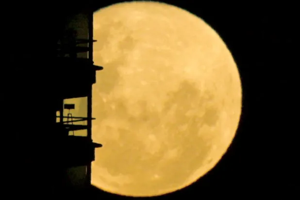 سكان المحيط الهادئ يشهدون «القمر العملاق»