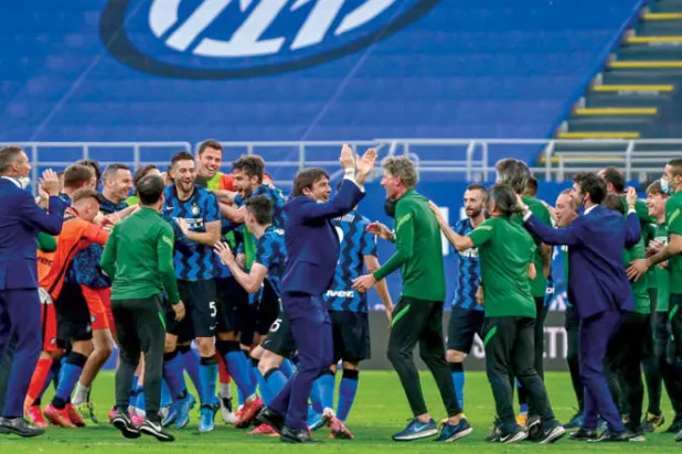 كونتي ولاعبوه بعد حسم لقب الدوري الإيطالي (أ.ف.ب)