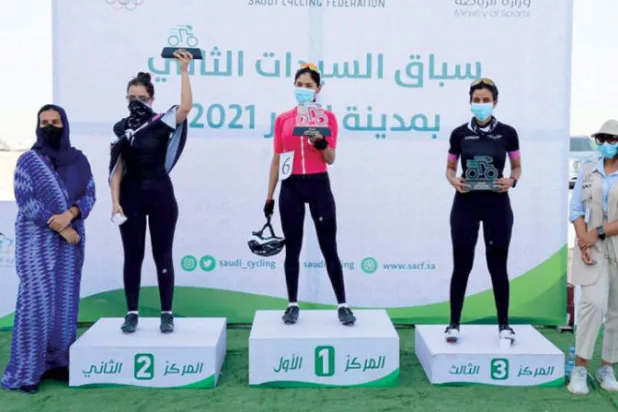 الأميرة مشاعل بنت فيصل (يسار) خلال تتويج بطلات السباق (الشرق الأوسط)