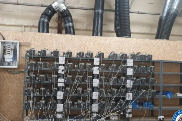 الشرطة البريطانية تعثر بالصدفة على «منجم» ضخم للعملات المشفرة