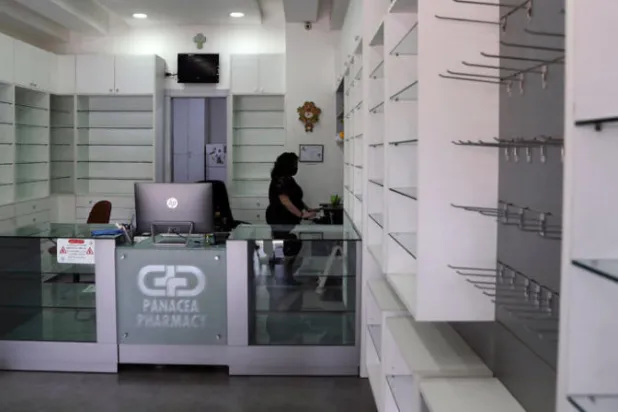 أزمة الدواء تتفاقم في لبنان وتحذير من توقف الصيدليات والعمليات في المستشفيات