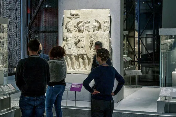 جدارية لجنود من الحرس الإمبراطوري مستعارة من متحف «اللوفر» في باريس (نيويورك تايمز)