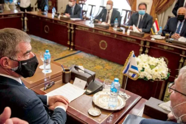 İsrail Dışişleri Bakanı Aşkenazi’yi Kahire’de ağırlayan Şukri’den ciddi ve acil müzakere çağrısı