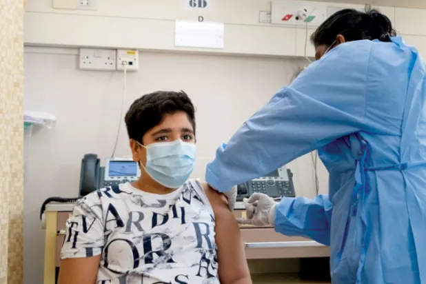 دبي تبدأ تطعيم الفئة العمرية من 12 إلى 15 عاماً بـ«فايزر»