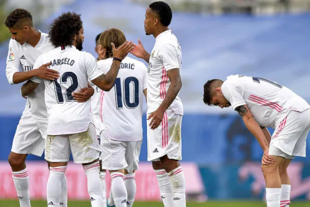 لاعبو ريال مدريد في ختام مباريات الدوري الإسباني الذي انتزع بطولته نادي أتلتيكو مدريد (أ.ب)