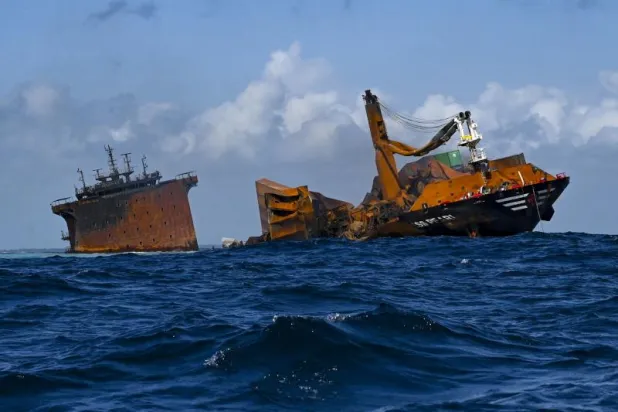 سفينة حاويات محترقة تغرق قبالة سواحل سريلانكا