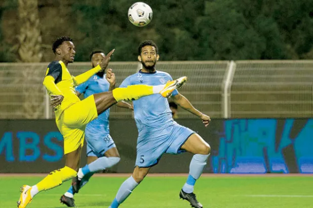 فريق العين في مباراته الأخيرة أمام الباطن (تصوير: محمد المانع)