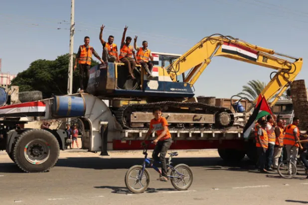 مصر ترسل معدات وفرقاً هندسية إلى غزة