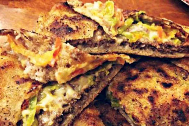 لحم وخضراوات على قطعة خبز لذيذة تجعل منه ساندويتش لجميع الطبقات 