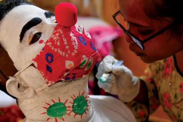 مهرج يساعد أطفال فقراء مومباي على محاربة {كورونا}