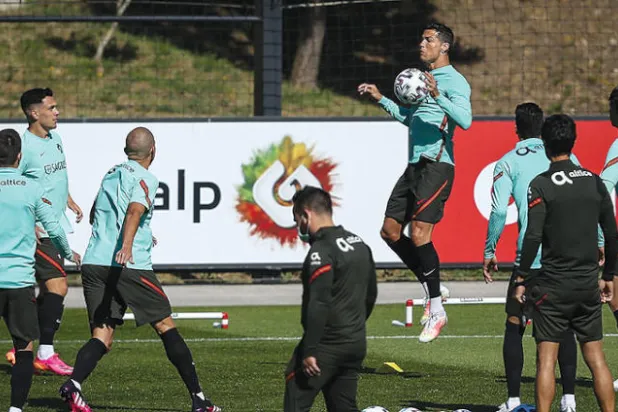 لاعبو البرتغال وبينهم القائد رونالدو (بالخلف يسيطر على الكرة) متحفزون للدفاع عن اللقب (إ.ب.أ)