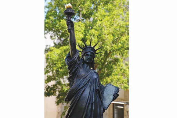 «تمثال حرية» مصغر  من باريس إلى واشنطن