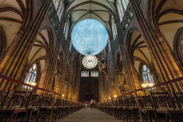 قمر بريطاني ضخم يحل ضيفاً على كاتدرائية في فرنسا