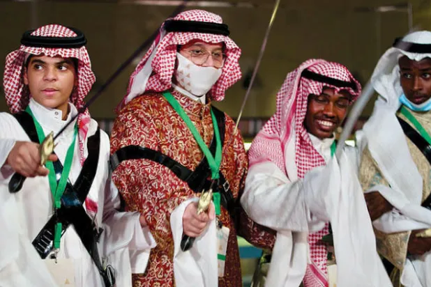 «العرضة السعودية» تصنع حضورها في صفوف الأجيال الجديدة