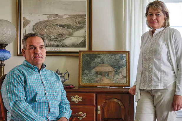 كاثرين ماثيوز ابتاعت لوحة مائية تحمل توقيع «إي دبليو بروك» لقاء 45 دولاراً في أحد متاجر مدينة ساكو الأميركية (نيويورك تايمز)