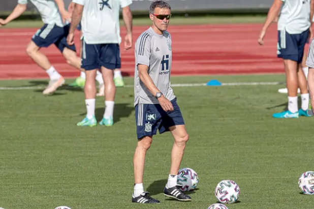 إنريكي مدرب إسبانيا في ورطة بعد إصابات {كورونا} التي اجتاحت المنتخب (إ.ب.أ)