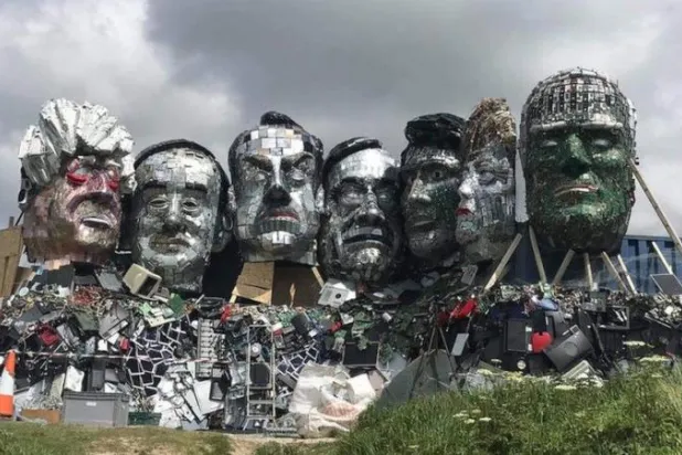 لإيقاظ ضمائرهم... تمثال لرؤوس قادة الدول السبع من النفايات الإلكترونية (صور)