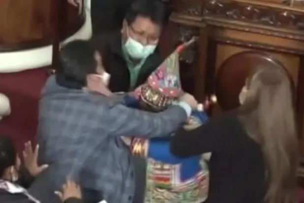 بوليفيا: عراك بين النواب خلال جلسة في البرلمان (فيديو)