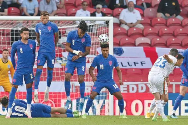 هجمة رومانية على المنتخب الإنجليزي من ركلة حرة (أ.ب)