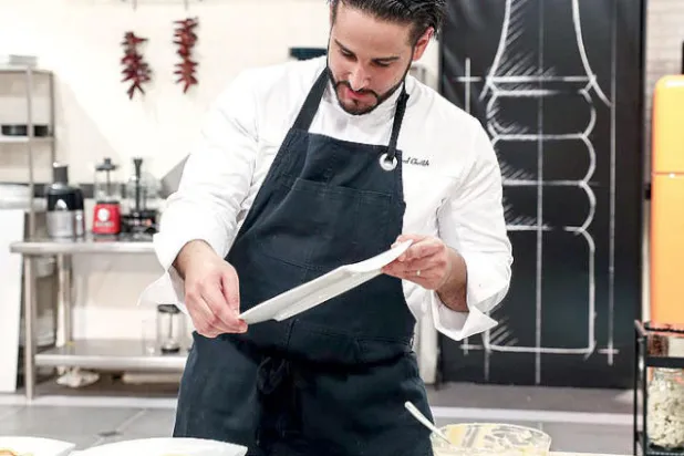 الطاهي الشاب أثناء العمل