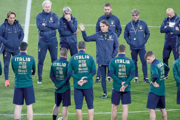 مانشيني الذي صنع فريقاً قوياً لإيطاليا يوجّه لاعبيه قبل خوض الاختبار الكبير في افتتاح كأس أوروبا (رويترز)
