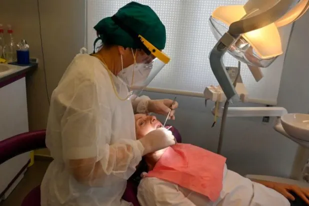 طبيبة أسنان: يمكننا اكتشاف الحمل من خلال الفم