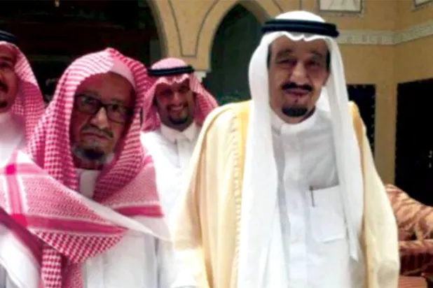 الملك سلمان في زيارة سابقة للشيخ ناصر الشثري في منزله 