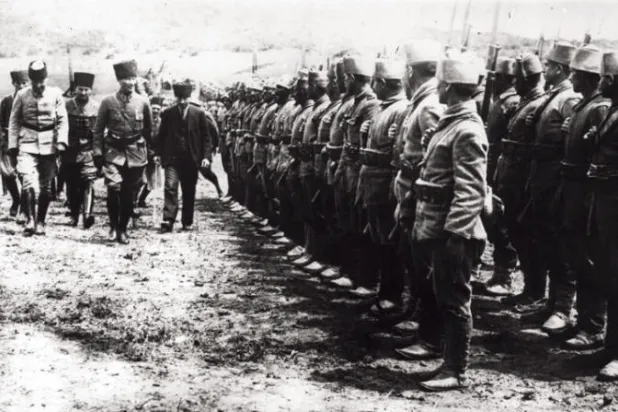 الزعيم التركي أتاتورك يستعرض قواته خلال الحرب ضد اليونان (جنرال فوتوغرافيك إيجنسي/ غيتي)