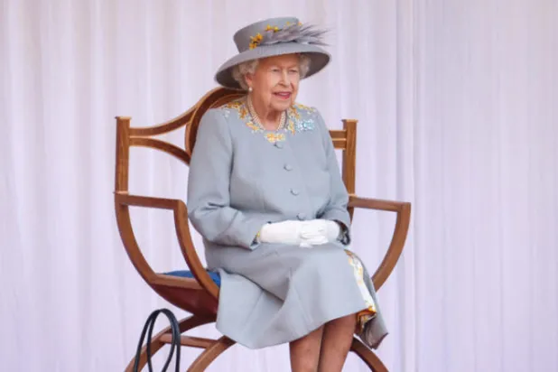 الملكة إليزابيث تكرم العلماء والنجوم في عيد ميلادها